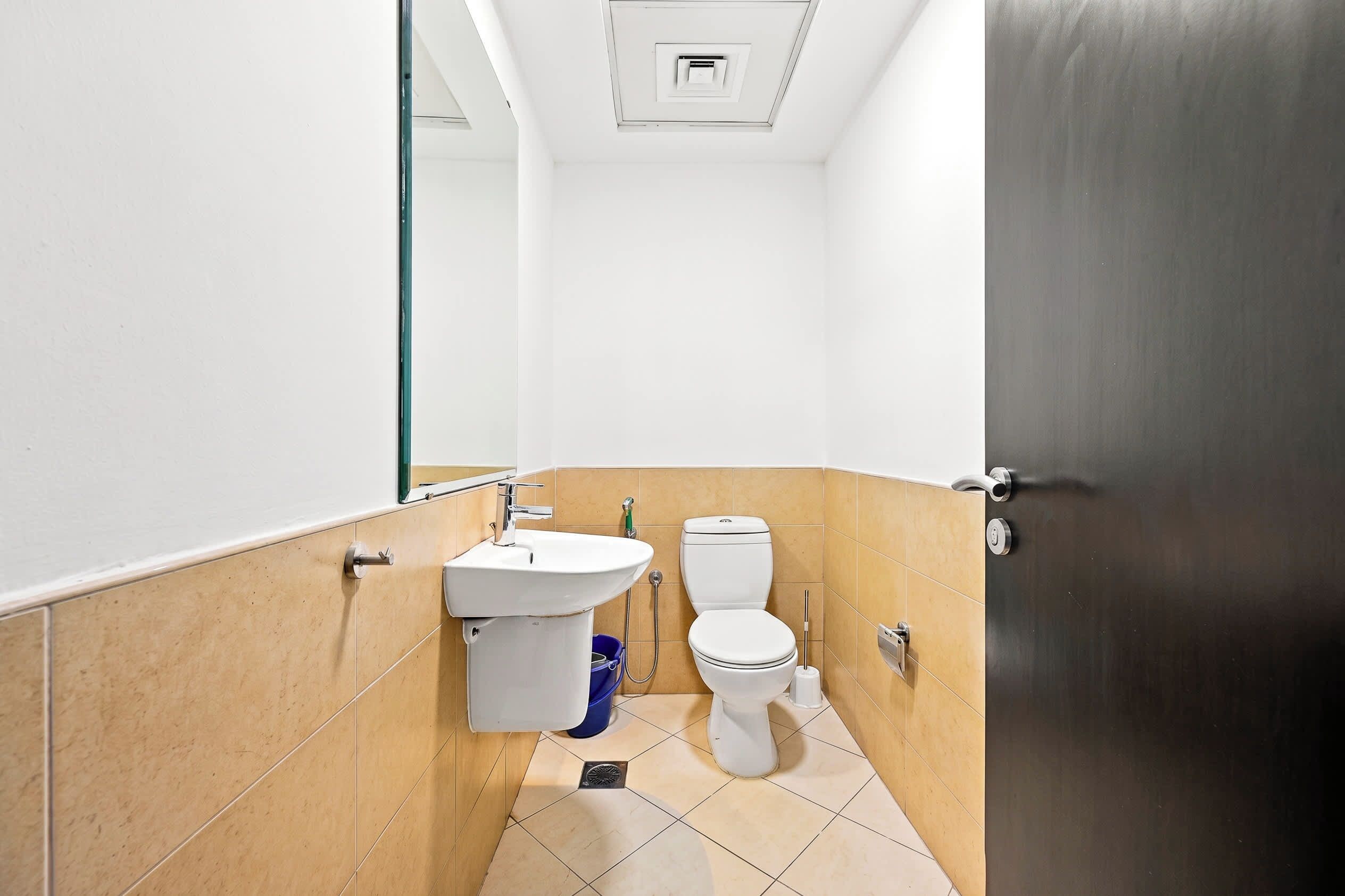 Un bagno piccolo e pulito con un lavandino bianco, un water e uno specchio.
