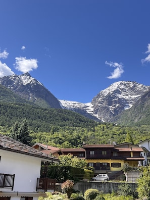 Eine Berglandschaft mit schneebedeckten Gipfeln und blauem Himmel.