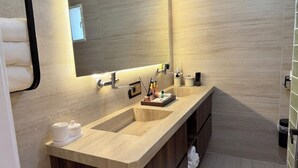 Regadera, secadora de cabello, bidet, jabón 