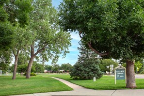 Ein Park mit einem Schild, das 'Portal Park and Pool' anzeigt.