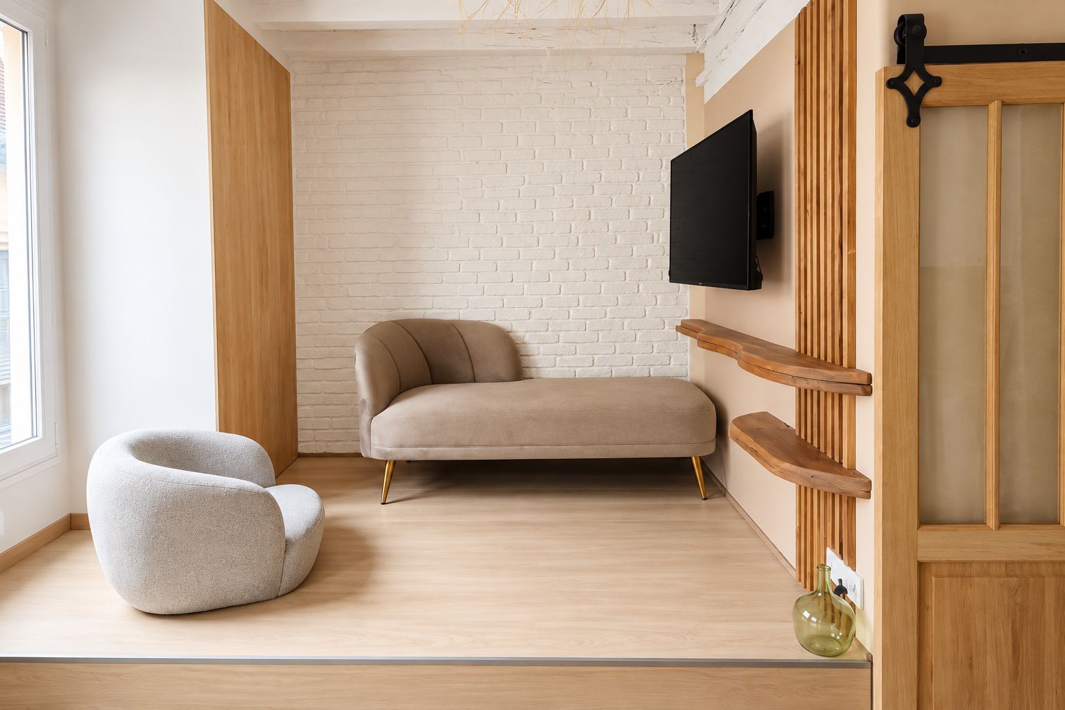 Uma sala de estar moderna com sofá, um assento de saco, televisão de tela plana na parede, estantes de madeira e piso de madeira.