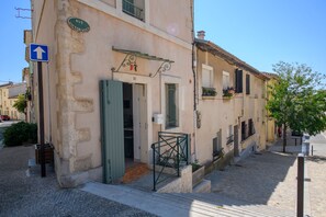 Un edificio con una insegna che indica 'RUE VICTOR HUGO' e un segnale blu con una freccia direzionale.