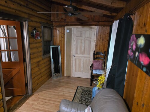 Spacious 5-bedroom Log Cabin style house in gorgeous Bloomfield with AC