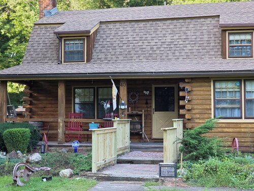 Spacious 5-bedroom Log Cabin style house in gorgeous Bloomfield with AC