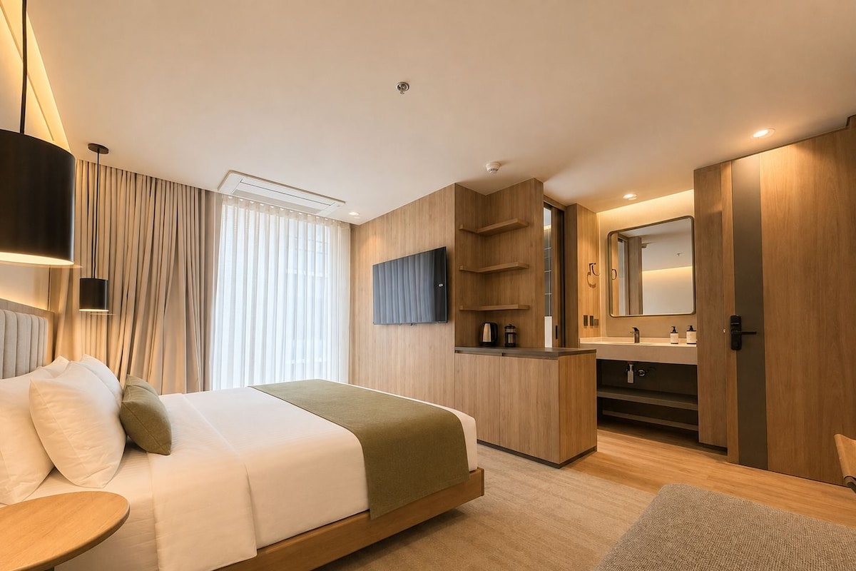 Habitación doble Deluxe | Escritorio, espacio para trabajar con laptop y cortinas blackout 