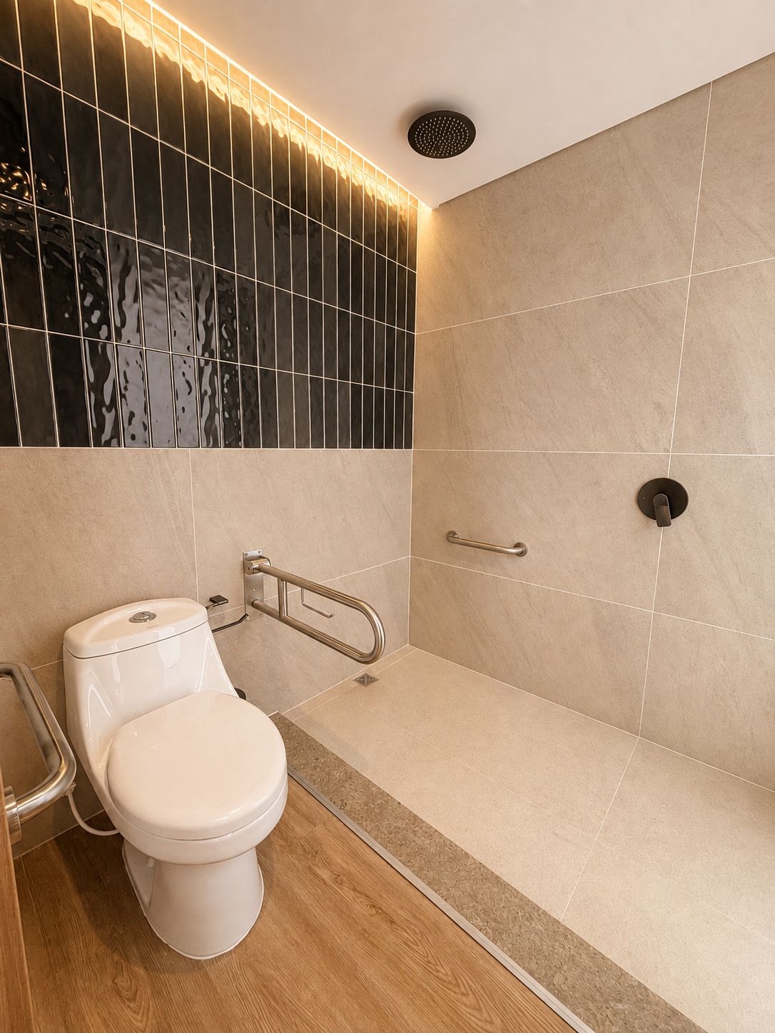 Een moderne badkamer met toilet, een douche met een handgreep en een wand met een decoratief tegelpatroon.