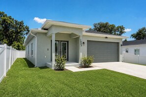 A single-story house with a garage, a front porch, and a well-maintained lawn. - Your Tampa Home Away From Home. 3BR/2BA (Tampa)