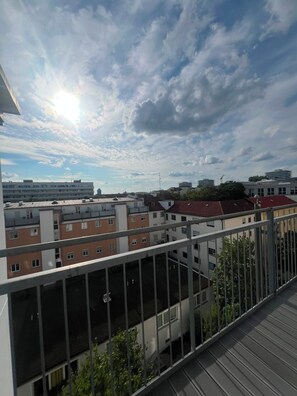 Blick auf ein Wohngebiet mit mehreren Gebäuden, darunter ein Mehrfamilienhaus und ein Hochhaus.