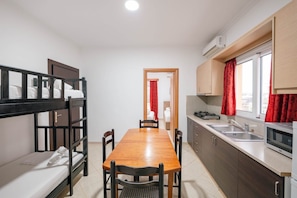 Quarto família, sacada, vista para o jardim | Cozinha privada