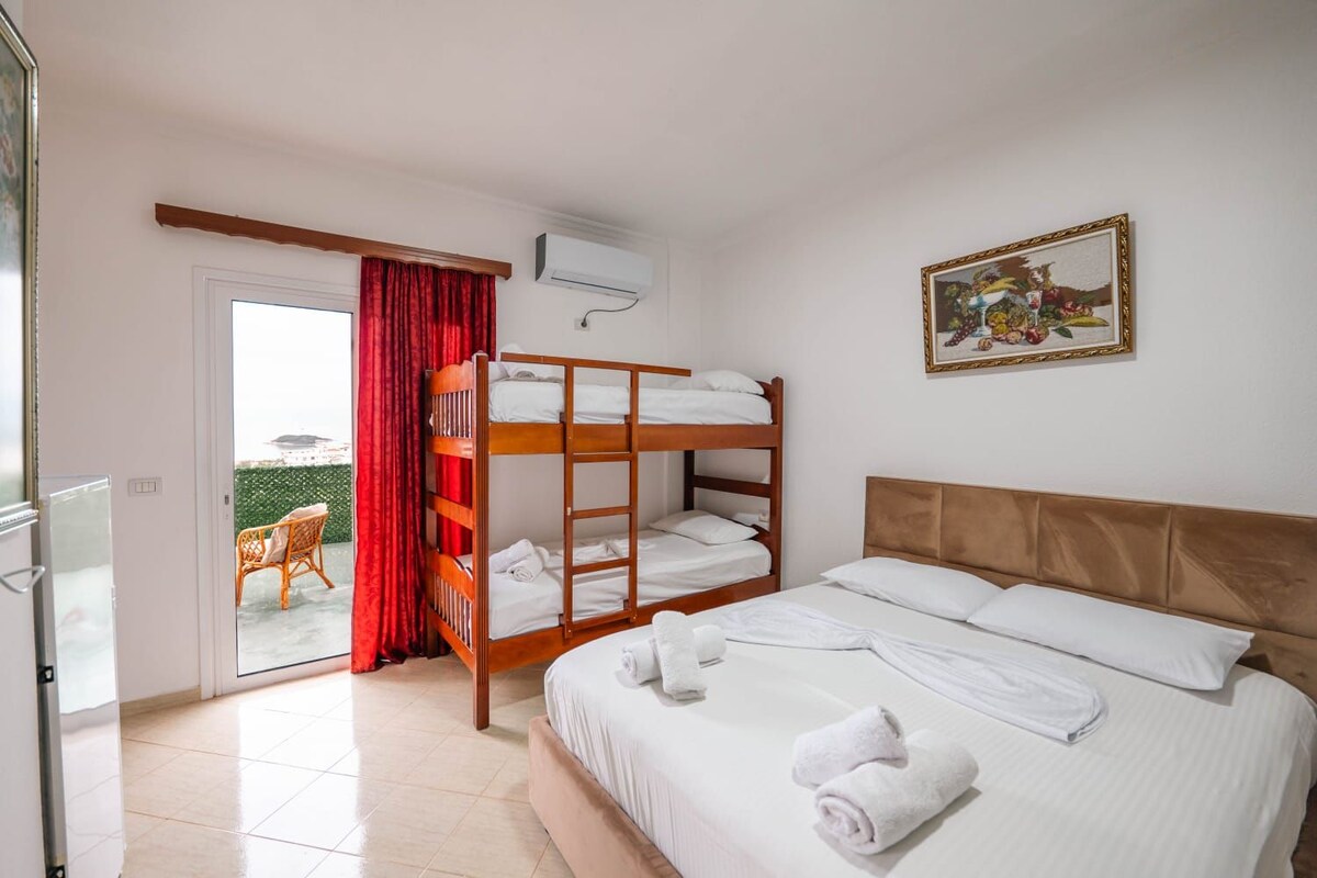 Quarto quádruplo, sacada, vista para o mar | Wi-Fi de cortesia