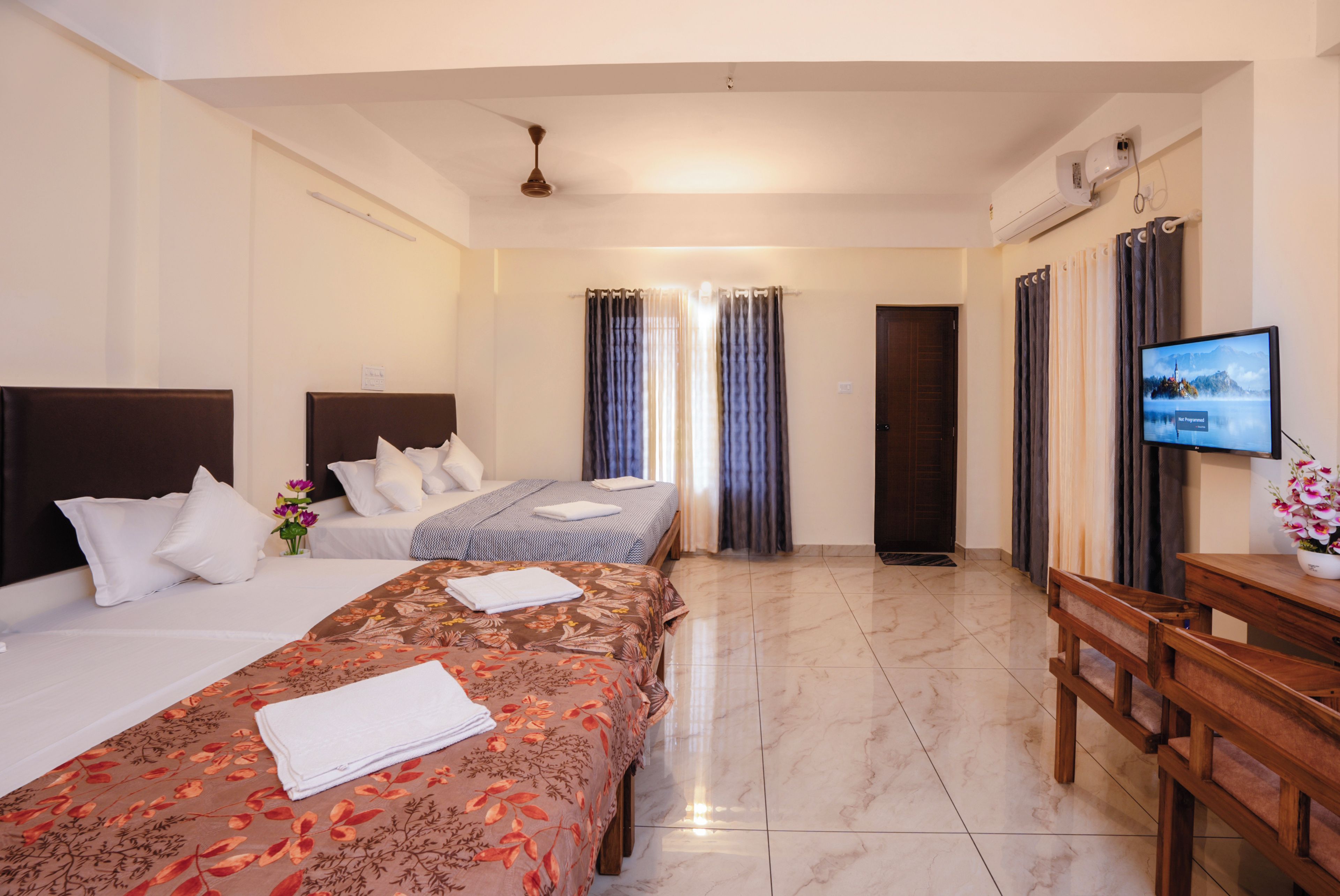 Family Quadruple Room | Meja, ruang kerja komputer riba, Wi-fi percuma 