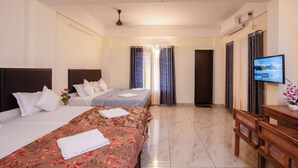 Family Quadruple Room | Meja, ruang kerja komputer riba, Wi-fi percuma 