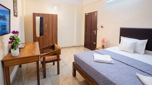 Standard Double Room | Meja, ruang kerja komputer riba, Wi-fi percuma 