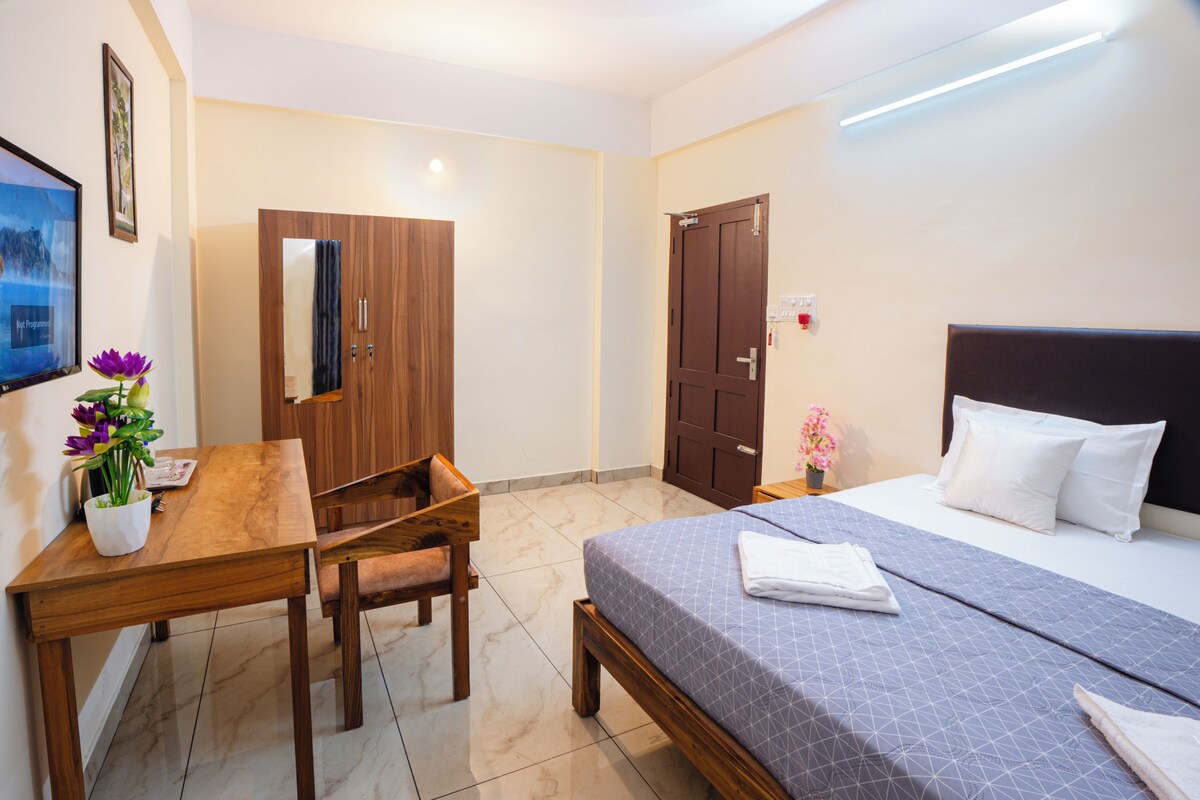Standard Double Room | Meja, ruang kerja komputer riba, Wi-fi percuma 