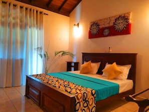 Deluxe Double Room, Balcony, River View | Seterika/papan seterika, Wi-fi percuma 