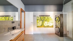 Casa superior, 1 llit de matrimoni gran i sofà llit, no fumadors, pati | Bany