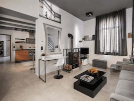 Una sala de estar moderna con chimenea, una mesa de centro y un sofá.