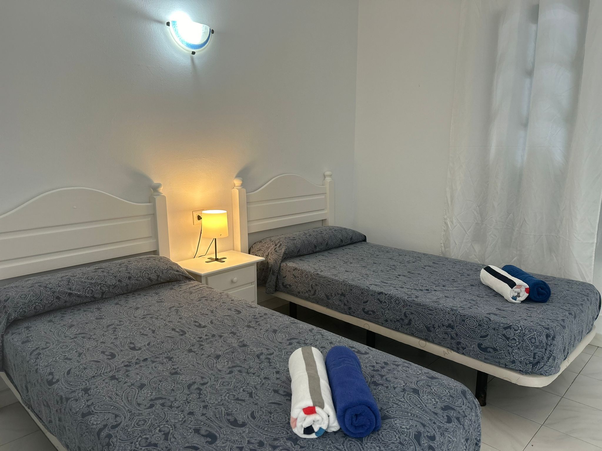 Tabla de planchar con plancha, wifi, ropa de cama