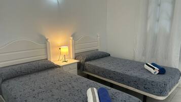 Tabla de planchar con plancha, wifi, ropa de cama