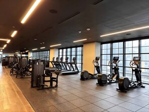 Ett gym med löpband, crosstrainers och styrketräningsmaskiner.