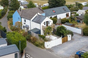 Ein Wohngebiet mit Häusern, einer Einfahrt und einer Straße.