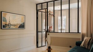 Living area - Suites 1BR / 4P / AC Apartment - Sentier 07 (Ile de france)