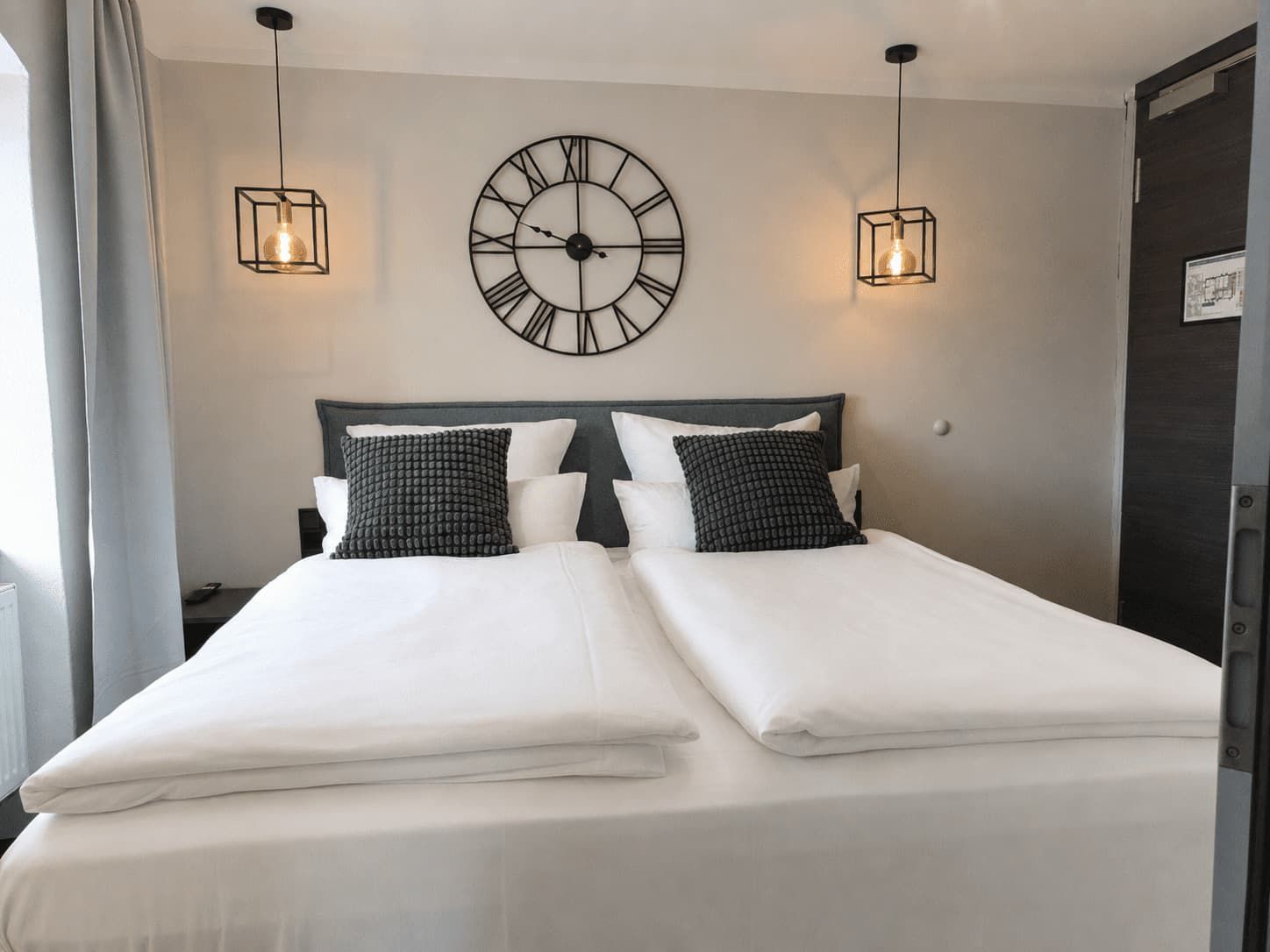 Standaard tweepersoonskamer, 1 kingsize bed, niet-roken, privébadkamer | Een minibar, verduisterende gordijnen, geluiddichte muren, gratis wifi