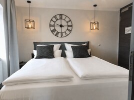 Minibar, cortinas blackout, sistema de insonorización y wifi gratis 
