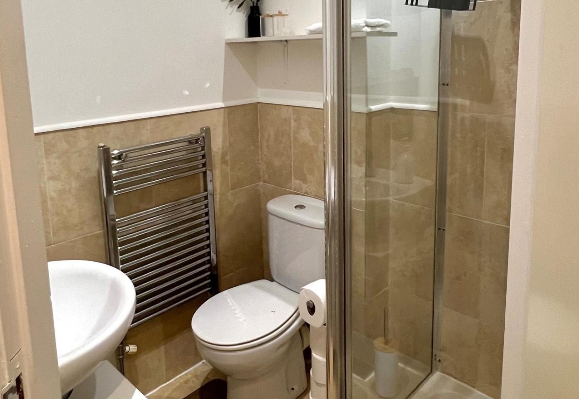 Un bagno con WC, lavandino e cabina doccia.