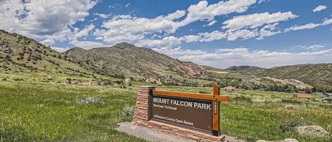 Schild für den Mount Falcon Park mit Blick auf eine gebirgige Landschaft.