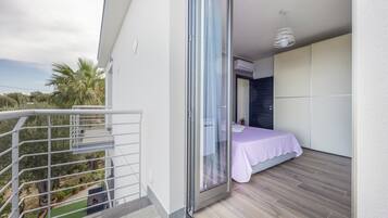 Iron/ironing board, WiFi, bed sheets