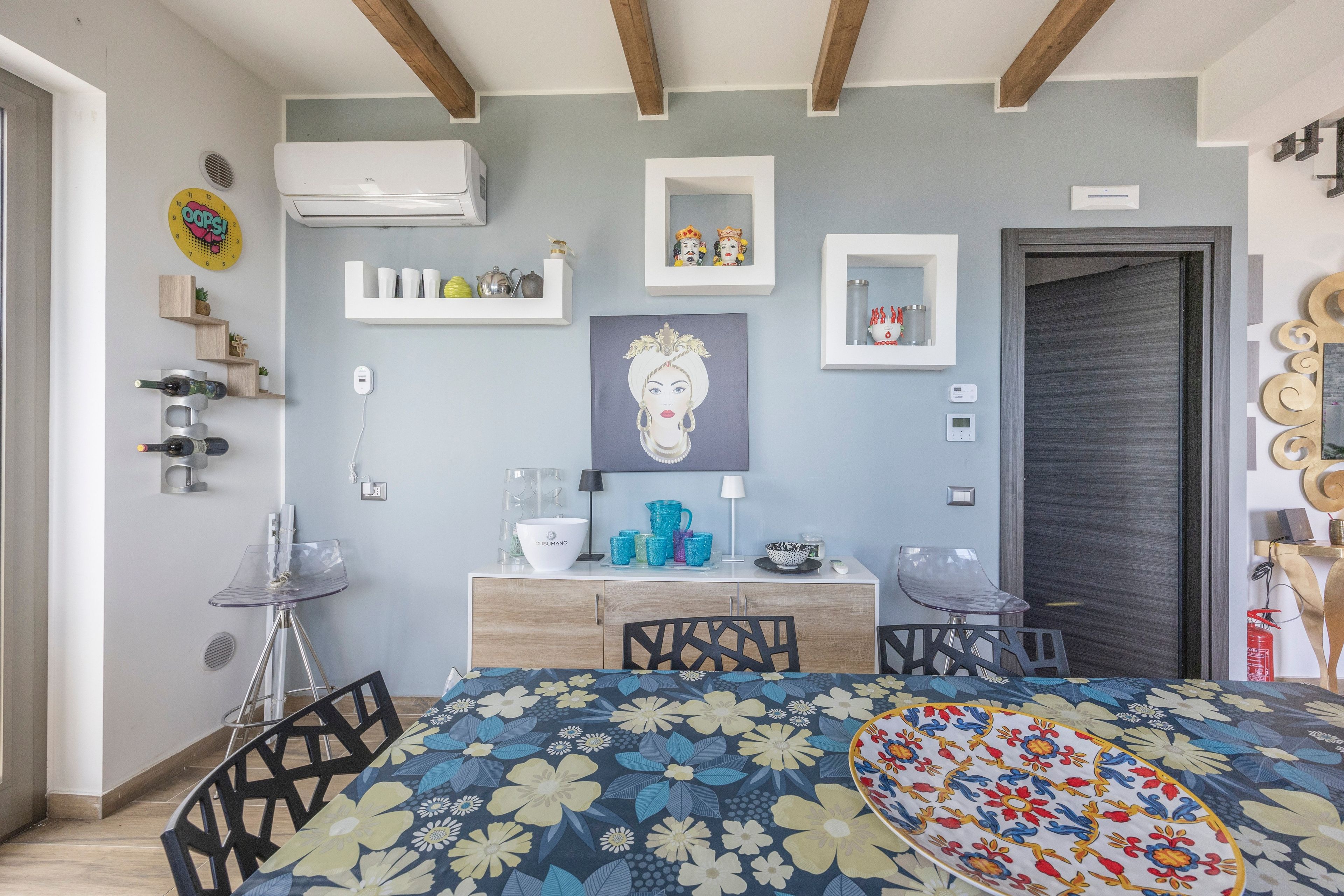 Une chambre à coucher moderne, comprenant un lit, des tables de chevet, un bureau et une armoire.