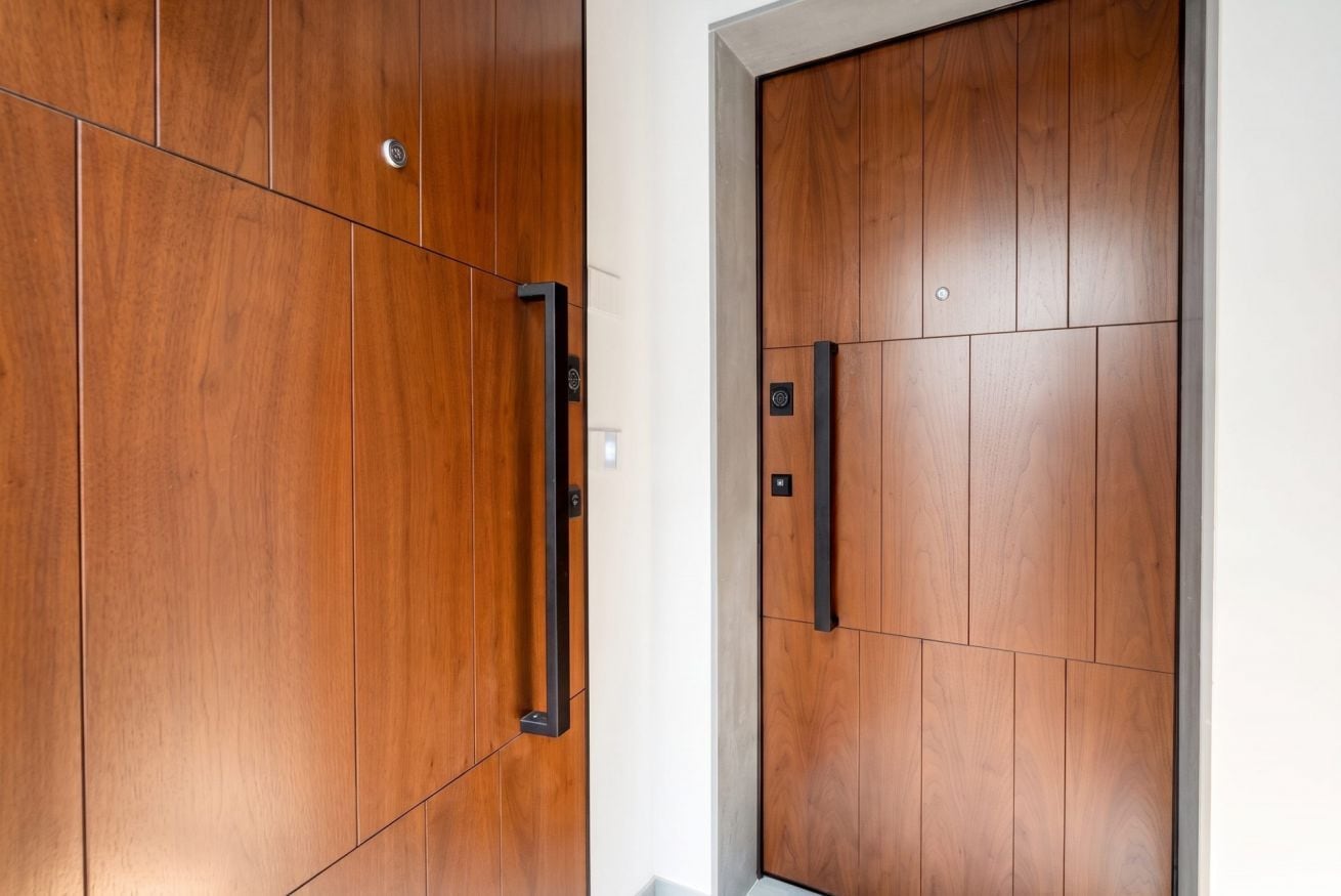 Une porte en bois avec une poignée et une serrure.