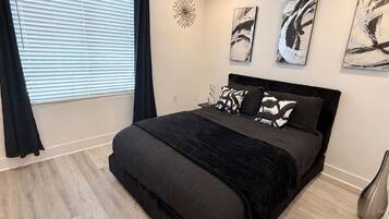 Tabla de planchar con plancha, wifi gratis y ropa de cama