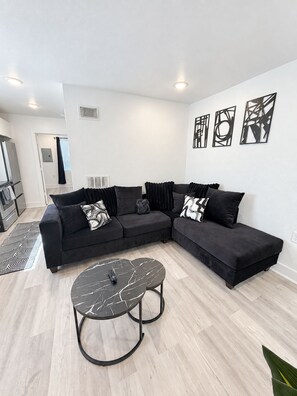 Living area - The Luxe Landing Stylish & Cozy Dallas Stay (Dallas)