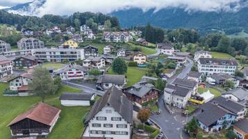 Un barrio residencial con casas, una carretera y una montaña al fondo.