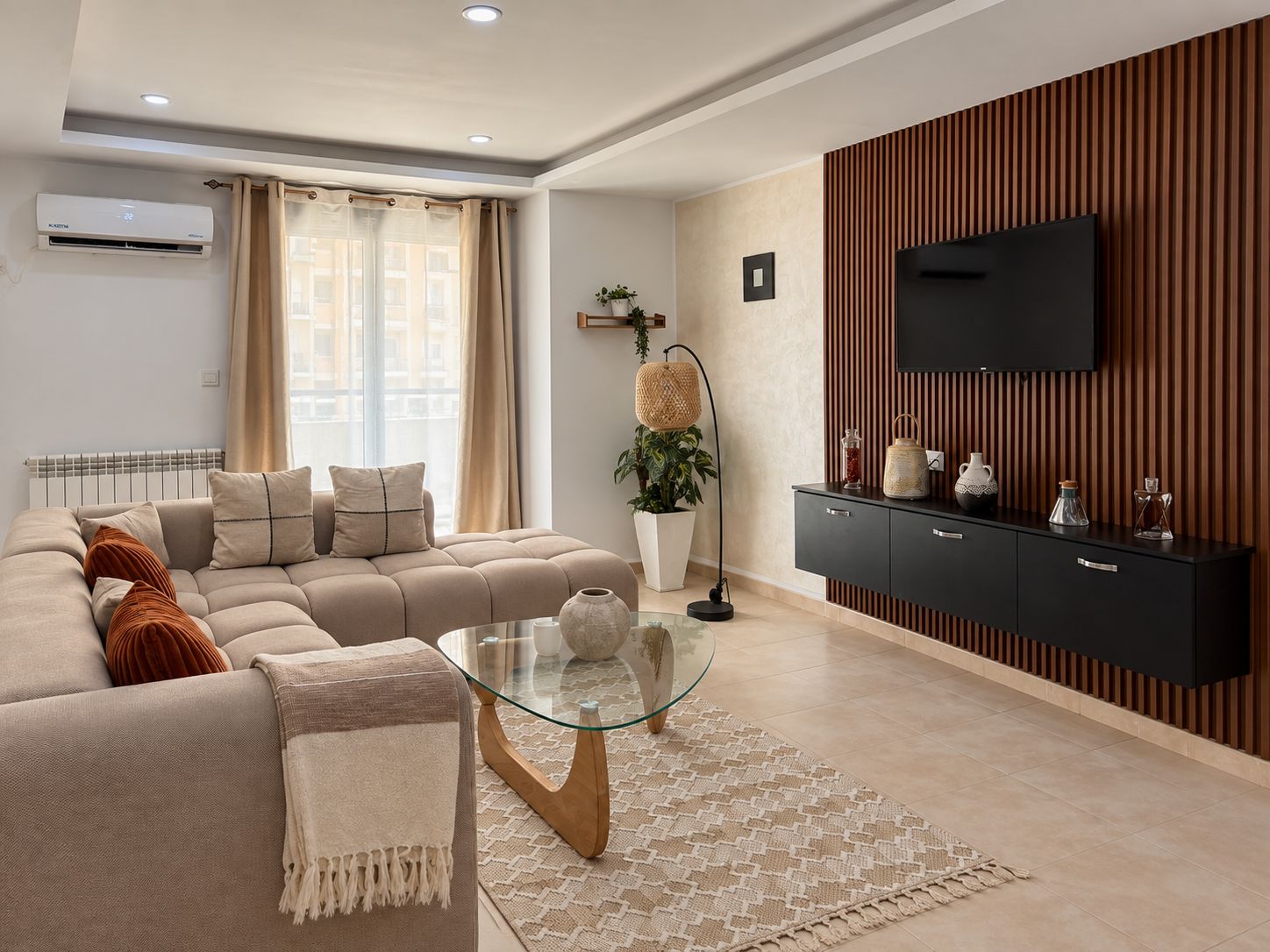 Ein modernes Wohnzimmer mit einem Ecksofa, einem Glastisch, einem Flachbildfernseher an einer Wand aus Holzpaneelen und einer Heizung an der Wand.