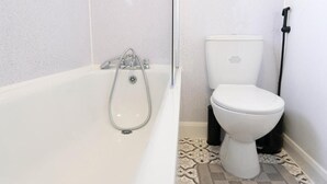 Bathroom - Luxury 2 bed apartment in Dartford town centre, offering contemporary interiors (Dartford)