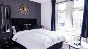 Room - Luxury 2 bed apartment in Dartford town centre, offering contemporary interiors (Dartford)