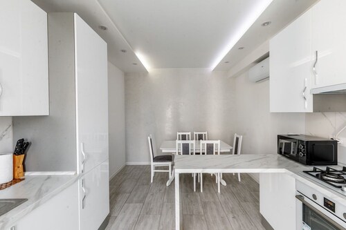 Contemporary Urban Retreat, Bright & Stylish