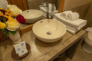 A bathroom with two sinks, a mirror, towels, and a basket with toiletries. - Seven Machupicchu (Machu Picchu)