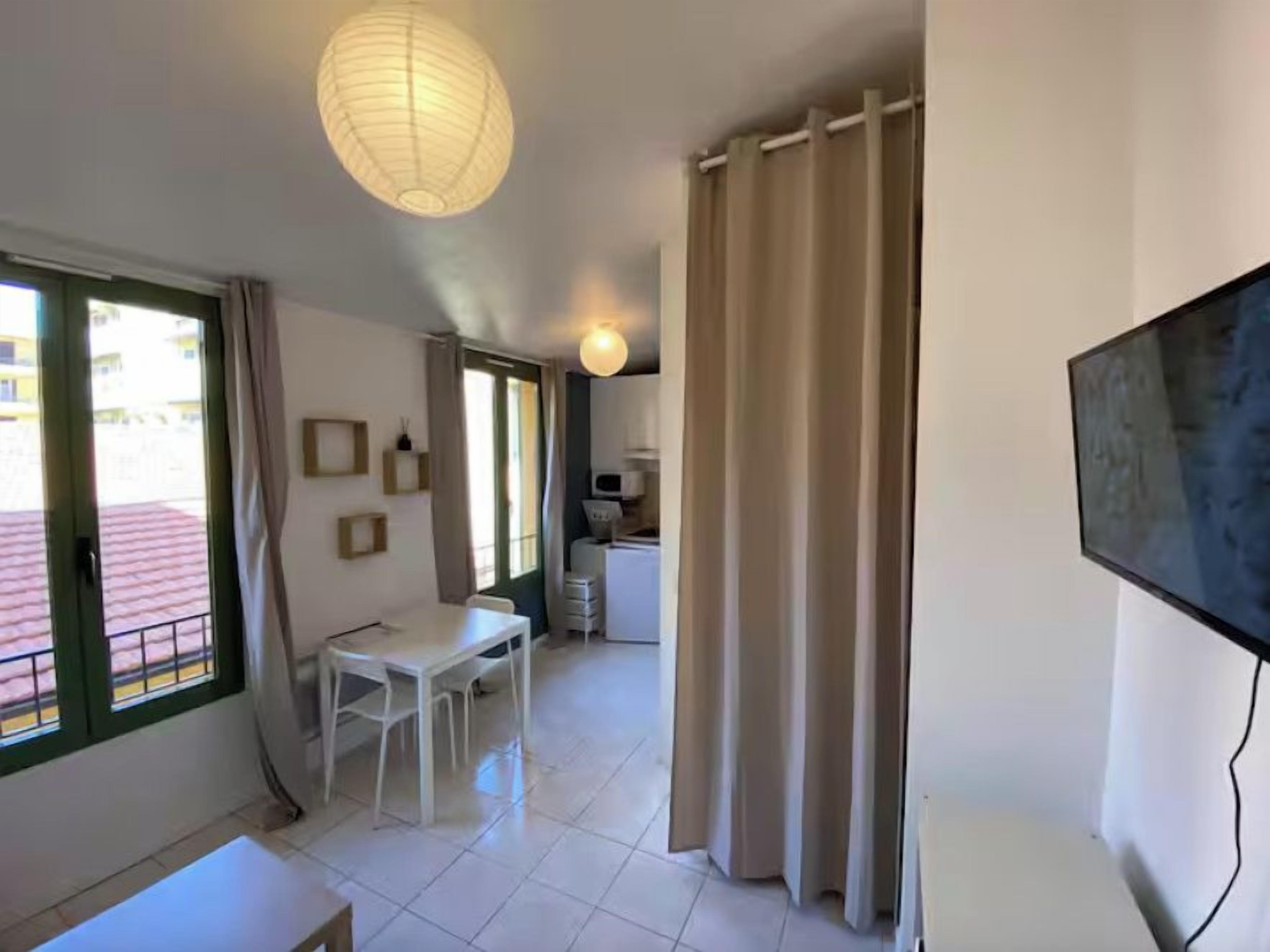 Une chambre d’hôtel avec un coin repas, une télévision et une vue sur l’extérieur.