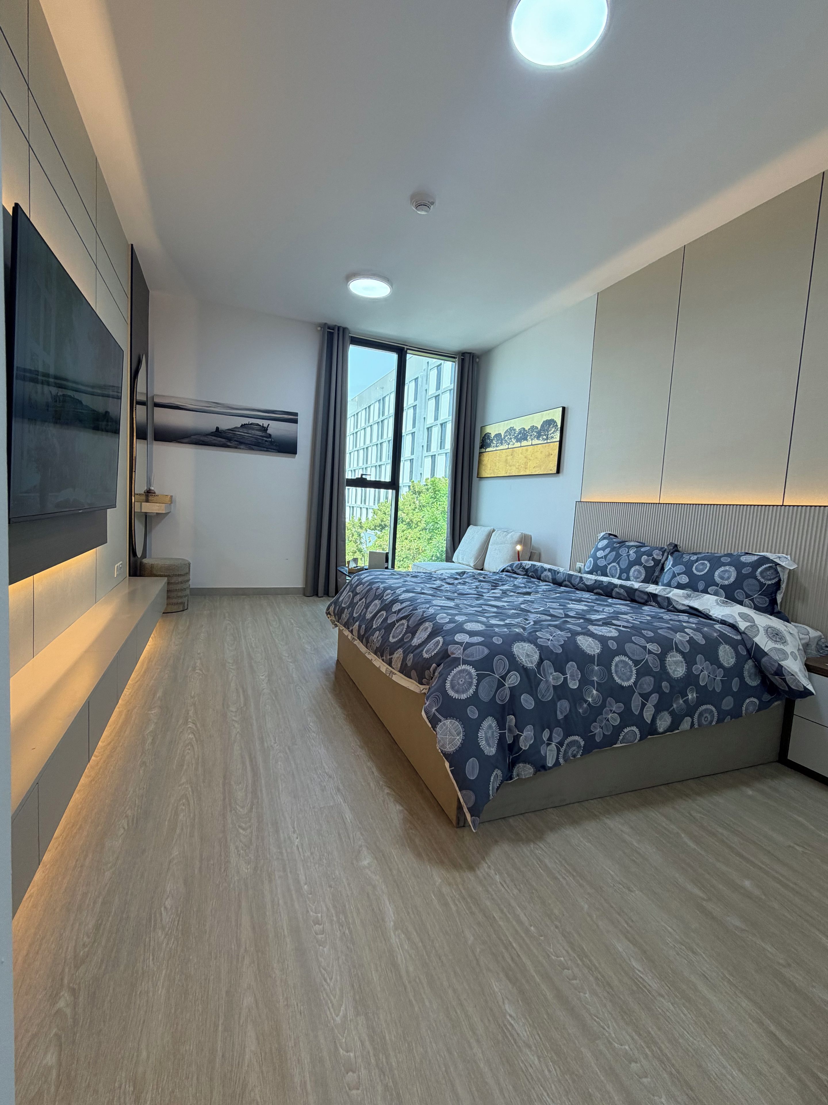 Tabla de planchar con plancha, wifi y ropa de cama 