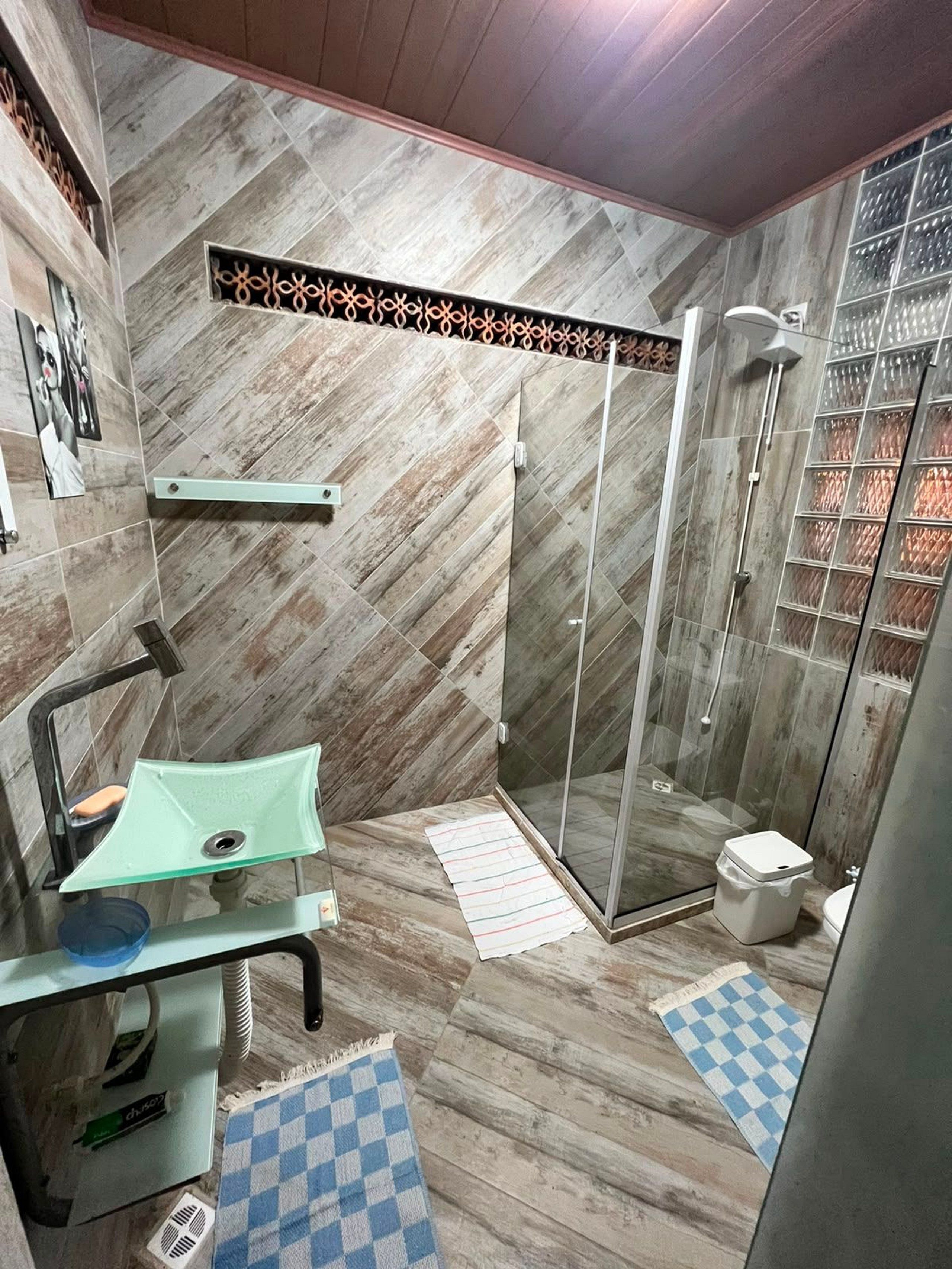 Un baño con ducha, inodoro y lavamanos.