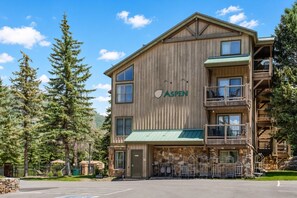 Un edificio de madera de varios pisos con un letrero que dice 'ASPEN'.
