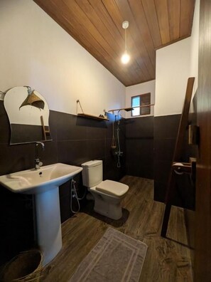 Chambre Triple, balcon | Salle de bain