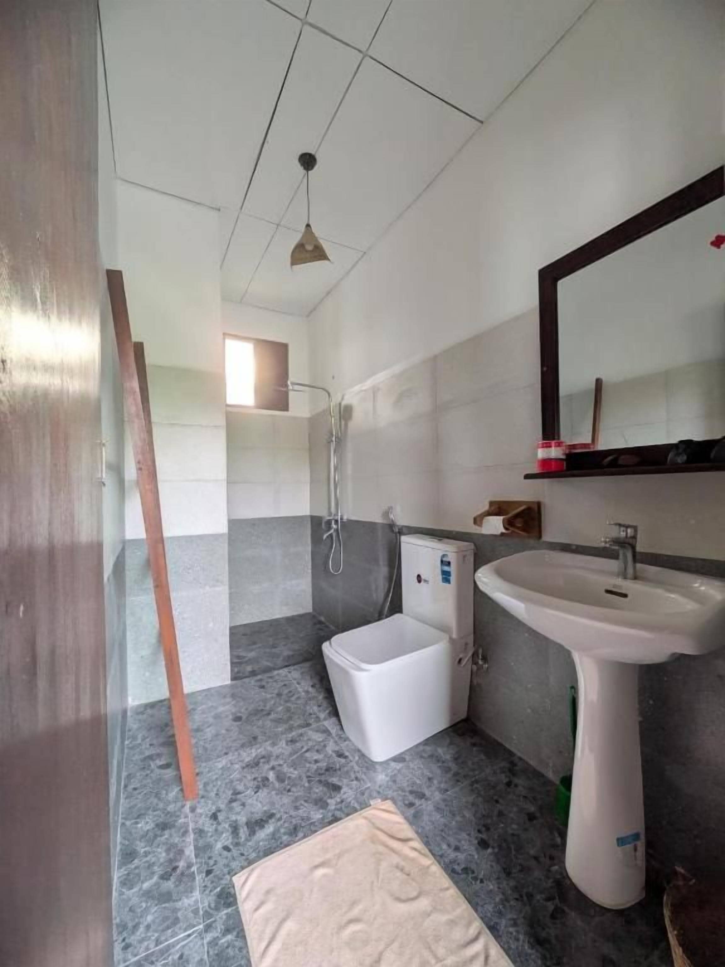 Un baño con ducha, inodoro y lavamanos.