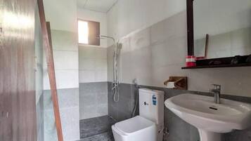 Un baño con ducha, inodoro y lavamanos.