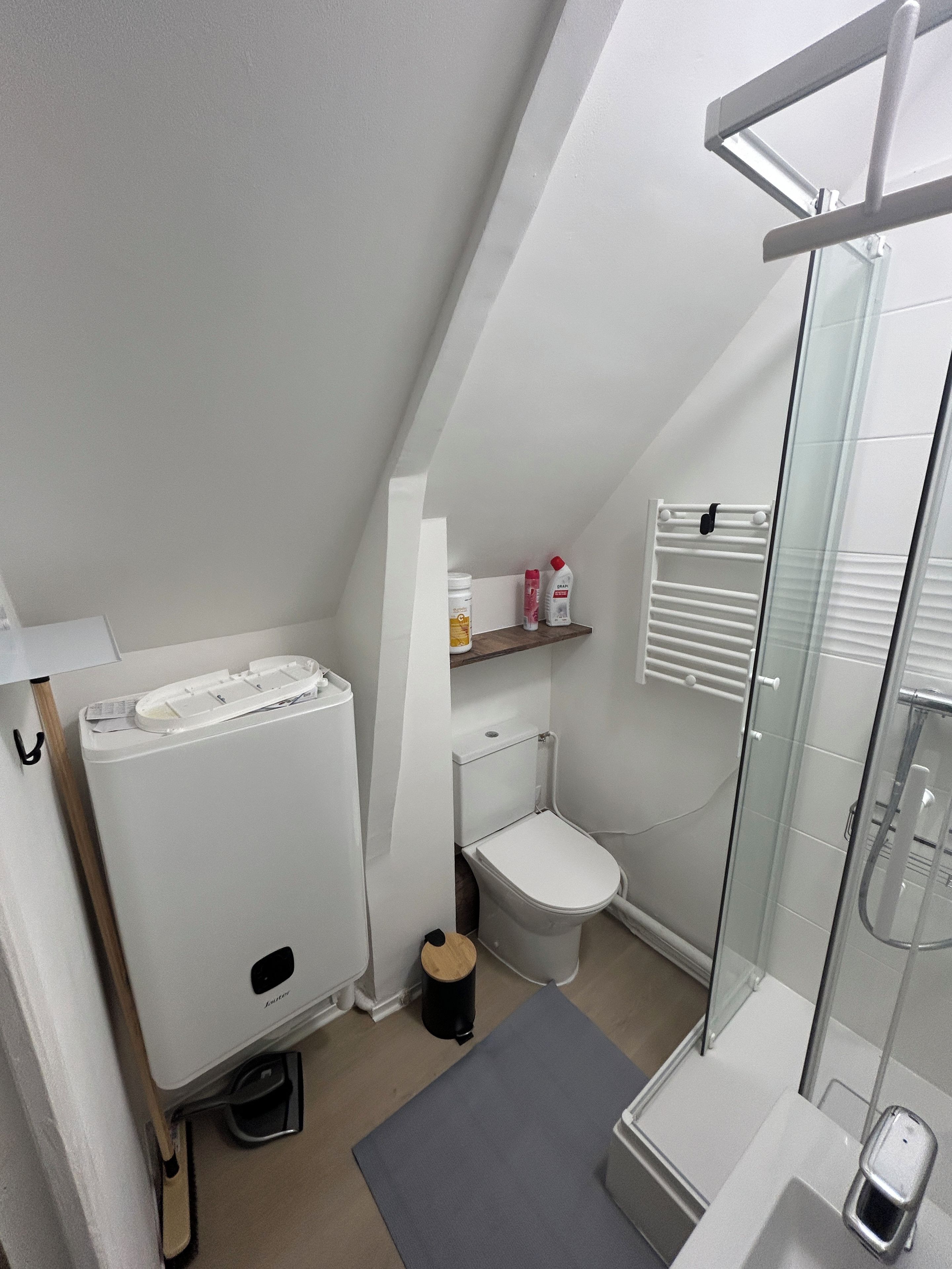 Ein kleines, modernes Badezimmer mit Toilette, Bidet und einer Duschkabine aus Glas.