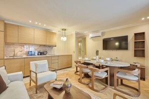 A modern living space with a kitchen, dining area, and seating. - Elegant Apartment with AC - Center of Paris (Paris)